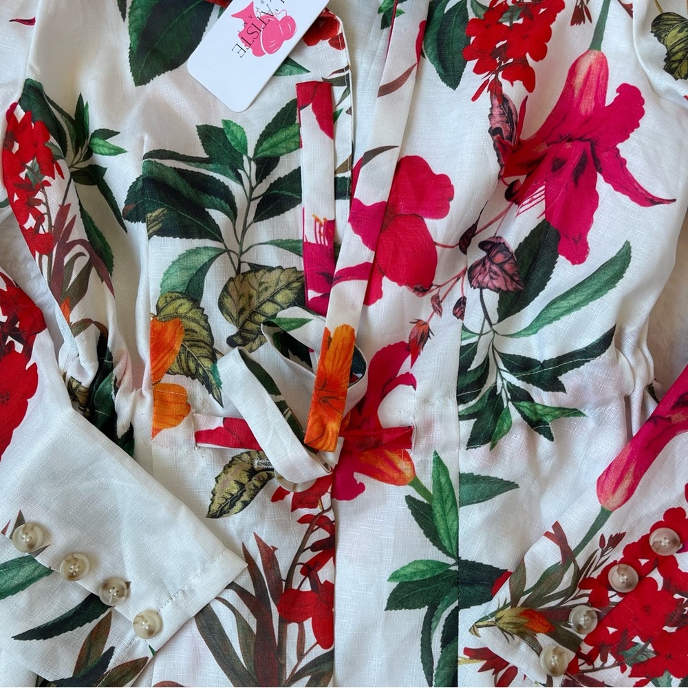 L’ATISTE set  Tropicana White Floral Print blazer and shorts - Picture 12 of 16
